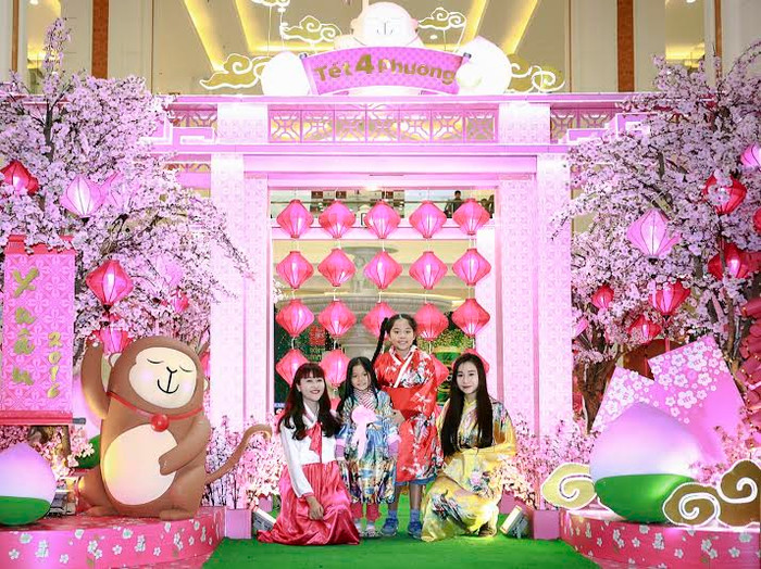 Được trang trí lộng lẫy, bắt mắt với ngập tràn không khí xuân, Vincom là điểm check-in hấp dẫn với nhiều bạn trẻ.