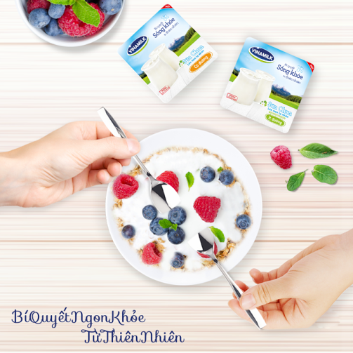 Chỉ cần 5 phút chuẩn bị, bạn có thể biến tấu được biết bao món ngon giàu dinh dưỡng từ sữa chua Vinamilk Trắng cho cả gia đình.