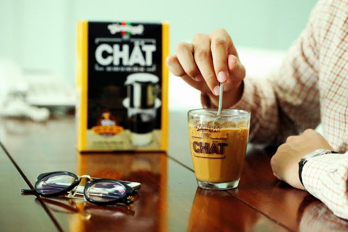 Cuộc sống hiện đại khiến nhiều người không đủ thời gian để ngồi chờ một ly cà phê pha phin dù vẫn muốn được thưởng thức một ly cà phê đúng nghĩa với cà phê phin. Cuộc sống hiện đại khiến nhiều người không đủ thời gian để ngồi chờ một ly cà phê pha phin dù vẫn muốn được thưởng thức một ly cà phê đúng nghĩa với cà phê phin.