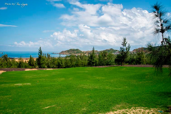 Với hơn 134 km bờ biển, Bình Định sở hữu nhiều bãi tắm đẹp và hoang sơ, cát trắng mịn thoai thoải, nước biển trong xanh, quanh năm tràn ngập ánh nắng. Với hơn 134 km bờ biển, Bình Định sở hữu nhiều bãi tắm đẹp và hoang sơ, cát trắng mịn thoai thoải, nước biển trong xanh, quanh năm tràn ngập ánh nắng.