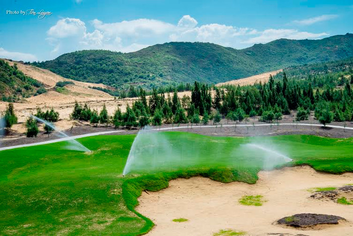 Sân golf FLC Quynhon Golf Links thuộc quần thể FLC Quy Nhơn là sân golf được thi công nhanh nhất thế giới với thời gian 5 tháng. Sân golf FLC Quynhon Golf Links thuộc quần thể FLC Quy Nhơn là sân golf được thi công nhanh nhất thế giới với thời gian 5 tháng.