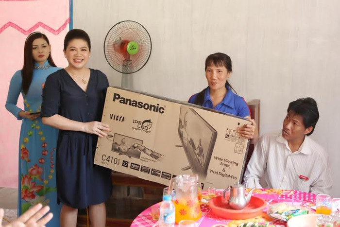 Bà Đỗ Thị Kim Liên trao quà mừng nhà mới cho chủ nhân 1 trong 10 căn nhà tình thương vừa được bà trao tặng tại các xã nghèo tỉnh Hậu Giang.