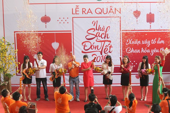Lãnh sự danh dự Nam Phi tại TP.HCM - bà Đỗ Thị Kim Liên cùng các nhà tài trợ bắn pháo lệnh khai mạc chương trình "Nhà sạch đón Tết" lần 2/2016.
