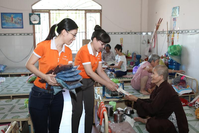 Tình nguyện viên là nhân viên Bảo hiểm Viễn Đông (VASS) tặng quà và nấu ăn cho các cụ già neo đơn sống tại Chùa Lâm Quang, Q.8.