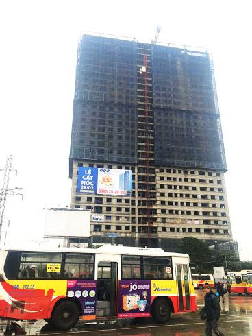 Tòa nhà đang được xây dựng những tầng cuối cùng. Tòa nhà đang được xây dựng những tầng cuối cùng.