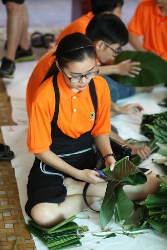 Hầu hết sinh viên tham gia chương trình đều lần đầu tự tay gói bánh. Hầu hết sinh viên tham gia chương trình đều lần đầu tự tay gói bánh.