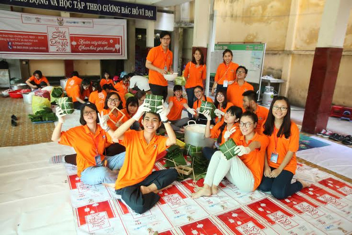 Niềm vui của các bạn sinh viên với sản phẩm đầu tay là những chiếc bánh chưng xanh lần đầu tiên tự tay gói. Niềm vui của các bạn sinh viên với sản phẩm đầu tay là những chiếc bánh chưng xanh lần đầu tiên tự tay gói.