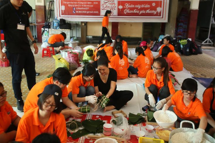 Bà Đỗ Thị Kim Liên – Lãnh sự Nam Phi tại TP.HCM hướng dẫn các em sinh viên gói bánh chưng. Bà Đỗ Thị Kim Liên – Lãnh sự Nam Phi tại TP.HCM hướng dẫn các em sinh viên gói bánh chưng.