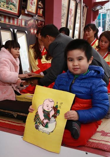 Các bạn nhỏ say sưa học cách làm tranh Đông Hồ.