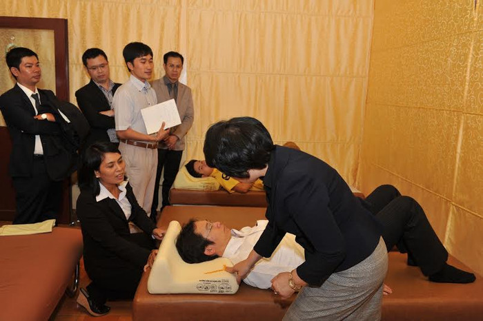 Ông Nayoa Oku trải nghiệm quy trình chăm sóc cột sống, sản phẩm đã được bảo hộ độc quyền tại Hệ thống Đức Phúc. Ông Nayoa Oku trải nghiệm quy trình chăm sóc cột sống, sản phẩm đã được bảo hộ độc quyền tại Hệ thống Đức Phúc.