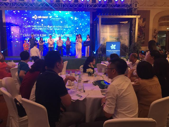 Ngay tại Lễ ra mắt căn hộ nghỉ dưỡng Premier Residences Phu Quoc Emerald Bay tại TP.HCM, đã có 22 khách hàng nhận được quà tặng “khủng”.