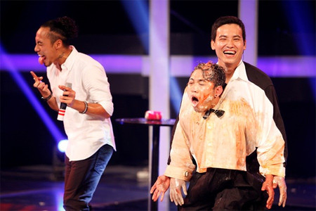 Don Nguyễn và bộ dạng te tua trên sân khấu Don Nguyễn và bộ dạng te tua trên sân khấu