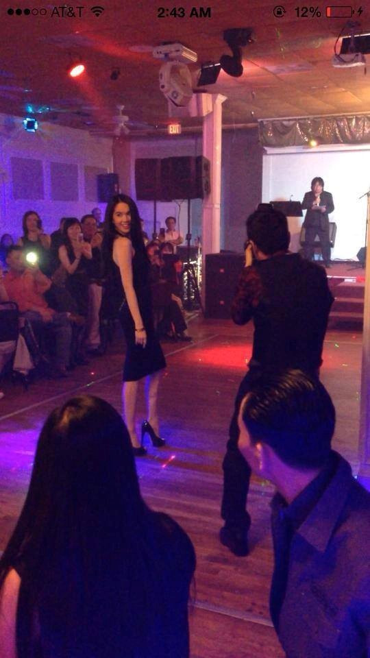 Hình ảnh Ngọc Trinh đang biểu diễn ở nhà hàng trên đất Mỹ Hình ảnh Ngọc Trinh đang biểu diễn ở nhà hàng trên đất Mỹ