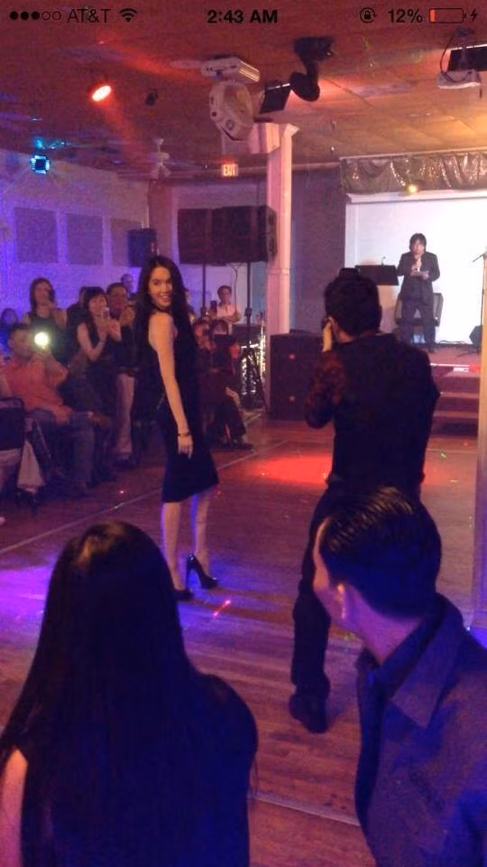 Hình ảnh Ngọc Trinh đang biểu diễn ở nhà hàng trên đất Mỹ