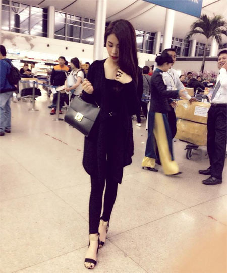 Trấn Thành và bạn gái chào fan hâm mộ trước khi lên đường sang Hàn Quốc Trấn Thành và bạn gái chào fan hâm mộ trước khi lên đường sang Hàn Quốc