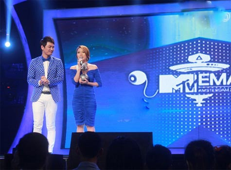 Mỹ Tâm được MTV châu Á trao giải ngay trên sân khấu của Vietnam Idol Mỹ Tâm được MTV châu Á trao giải ngay trên sân khấu của Vietnam Idol