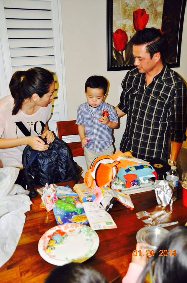 Hai vợ chồng Ngọc Thúy chăm sóc con trai