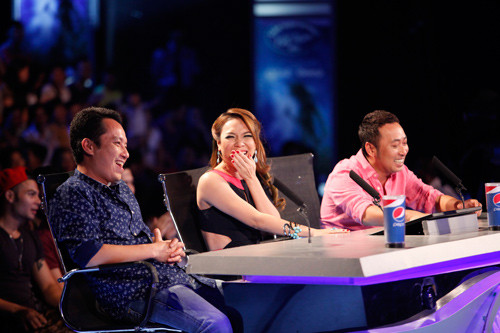 Việc "lạm dụng nụ cười" của Mỹ Tâm đôi khi khiến người xem có cảm giác cô hơi thiếu duyên Việc "lạm dụng nụ cười" của Mỹ Tâm đôi khi khiến người xem có cảm giác cô hơi thiếu duyên