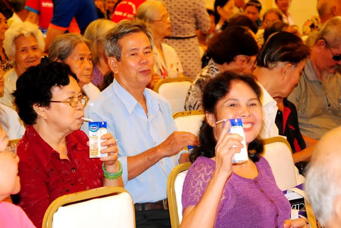 Người cao tuổi uống thử các sản phẩm dinh dưỡng của Vinamilk . Người cao tuổi uống thử các sản phẩm dinh dưỡng của Vinamilk .