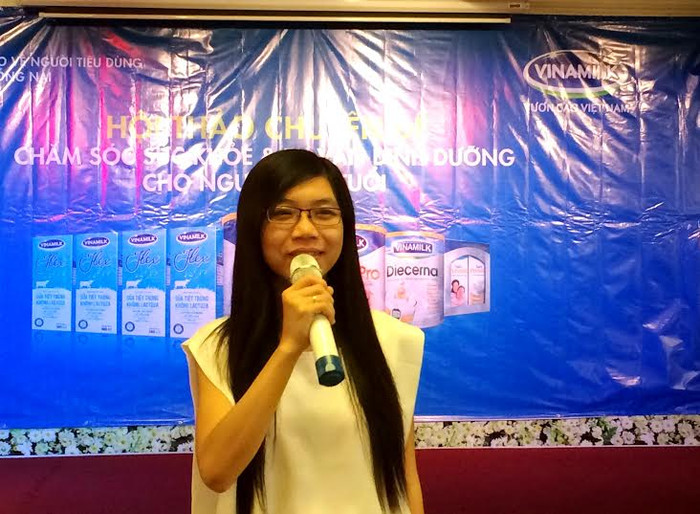 Bà Ngô Thanh Nhã – Đại diện ngành hàng sữa bột (Vinamilk) chia sẻ những thông tin hữu ích của các sản phẩm dinh dưỡng dành cho người cao tuổi. Bà Ngô Thanh Nhã – Đại diện ngành hàng sữa bột (Vinamilk) chia sẻ những thông tin hữu ích của các sản phẩm dinh dưỡng dành cho người cao tuổi.