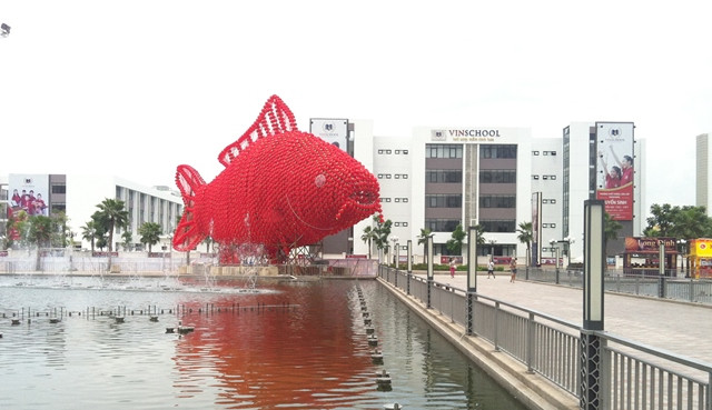 Được kết từ hơn 5.000 chiếc đèn lồng rực rỡ, đây sẽ là đèn lồng lớn nhất Việt Nam từ trước đến nay, đồng thời xác lập kỷ lục Guinness Việt Nam. Được kết từ hơn 5.000 chiếc đèn lồng rực rỡ, đây sẽ là đèn lồng lớn nhất Việt Nam từ trước đến nay, đồng thời xác lập kỷ lục Guinness Việt Nam.