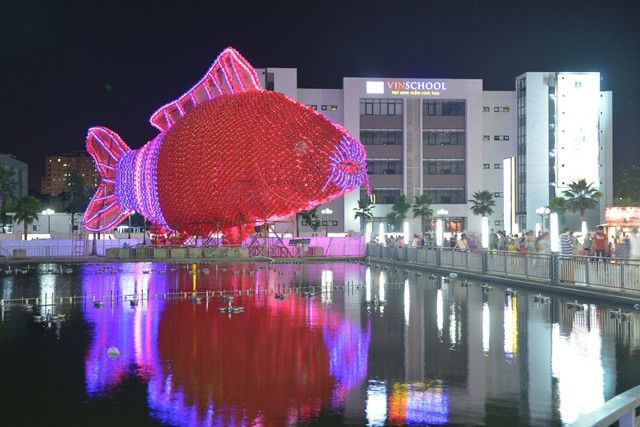 Với chiều cao 15m, dài 32m, kết từ hơn 5.000 đèn lồng nhỏ, bên trong là 5.000 bóng đèn led lung linh, “tuyệt phẩm ánh sáng” này đã xác lập kỷ lục “Đèn lồng lớn nhất Việt Nam”. Với chiều cao 15m, dài 32m, kết từ hơn 5.000 đèn lồng nhỏ, bên trong là 5.000 bóng đèn led lung linh, “tuyệt phẩm ánh sáng” này đã xác lập kỷ lục “Đèn lồng lớn nhất Việt Nam”.