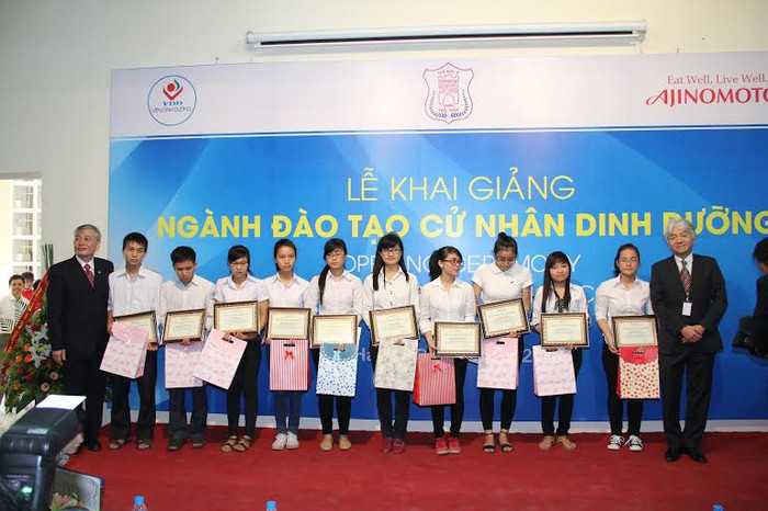 Học bổng Ajinomoto cho các sinh viên xuất sắc khóa đầu tiên năm 2013.
