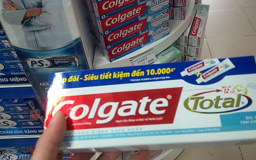 Một loạt sản phẩm kem đánh răng Colgate total như: total white, total proclean, total progum đang được bán tại thị trường Việt Nam có chất triclosan, loại chất được Cục quản lý Thực phẩm và dược phẩm Hoa Kỳ cho là có thể gây ung thư. Ảnh: Đăng Thư Một loạt sản phẩm kem đánh răng Colgate total như: total white, total proclean, total progum đang được bán tại thị trường Việt Nam có chất triclosan, loại chất được Cục quản lý Thực phẩm và dược phẩm Hoa Kỳ cho là có thể gây ung thư. Ảnh: Đăng Thư