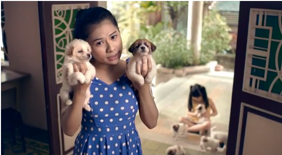 Một cảnh trong MV: cô bạn này đang muốn bán bớt vài chú chó cho những người yêu động vật. Một cảnh trong MV: cô bạn này đang muốn bán bớt vài chú chó cho những người yêu động vật.