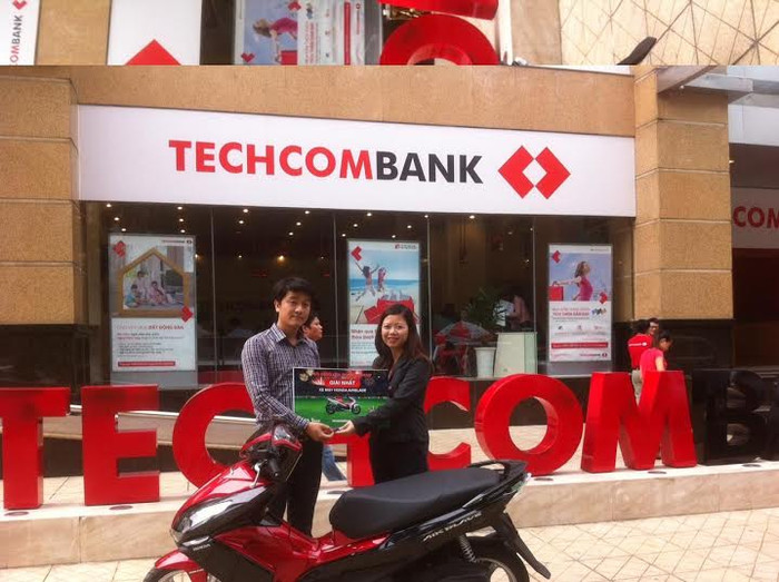 Khách hàng Nguyễn Mạnh Tuấn (Hà Nội) nhận giải thưởng từ đại diện Techcombank. Khách hàng Nguyễn Mạnh Tuấn (Hà Nội) nhận giải thưởng từ đại diện Techcombank.