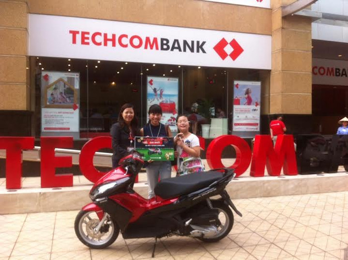 Chị Ngô Vân Anh (giữa) là 1 trong 2 khách hàng may mắn nhân xe Airblade đợt này. Chị Ngô Vân Anh (giữa) là 1 trong 2 khách hàng may mắn nhân xe Airblade đợt này.