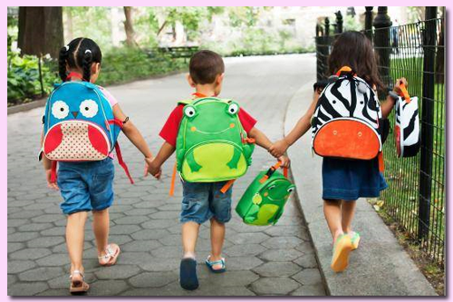 4 – 11 tuổi là giai đoạn trẻ hoạt động thể lực lẫn trí tuệ mạnh mẽ để khám phá những bài học đầu đời.