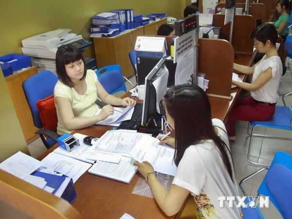 Hướng dẫn, tư vấn nộp thuế tại Cục thuế thành phố Hà Nội. (Ảnh: Hoàng Hùng/TTXVN) Hướng dẫn, tư vấn nộp thuế tại Cục thuế thành phố Hà Nội. (Ảnh: Hoàng Hùng/TTXVN)