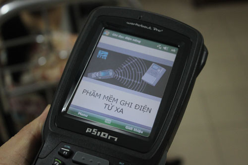 Thiết bị HUU giúp nhân viên điện lực chỉ cần đứng dưới ghi chỉ số điện.