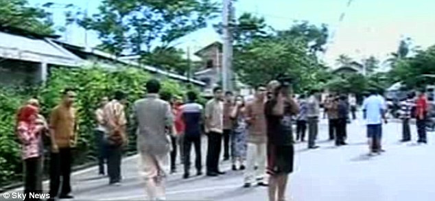 Người dân Indonesia bỏ chạy toán loạn khi trận động đất xảy ra