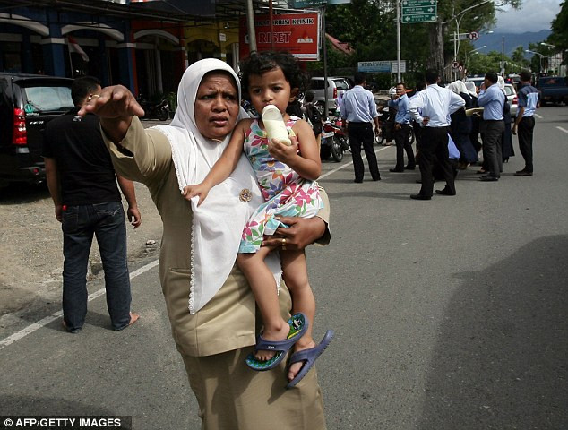 Người dân Indonesia bỏ chạy toán loạn khi trận động đất xảy ra