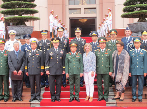 Phái đoàn quan chức quân sự cao cấp Mỹ sang thăm Việt Nam Phái đoàn quan chức quân sự cao cấp Mỹ sang thăm Việt Nam