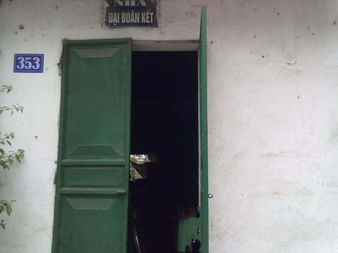 Ngôi nhà được bà con hàng xóm góp sức xây dựng Ngôi nhà được bà con hàng xóm góp sức xây dựng