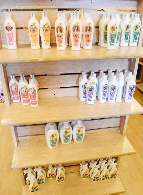 Những lọ mỹ phẩm dành cho thú cưng như nước hoa dưỡng lông, dầu gội, sữa tắm... có giá cả trăm ngàn đồng. Trang, một cô bạn nuôi mèo Anh chia sẻ: "Nuôi mèo cảnh hay thú cảnh chung chung đều giống nhau, càng tốn kém nếu bạn cưng chiều nó. Một lọ sữa tắm cho mèo đắt bằng sữa tắm cho người rồi". Những lọ mỹ phẩm dành cho thú cưng như nước hoa dưỡng lông, dầu gội, sữa tắm... có giá cả trăm ngàn đồng. Trang, một cô bạn nuôi mèo Anh chia sẻ: "Nuôi mèo cảnh hay thú cảnh chung chung đều giống nhau, càng tốn kém nếu bạn cưng chiều nó. Một lọ sữa tắm cho mèo đắt bằng sữa tắm cho người rồi".