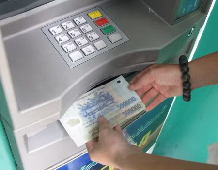 Anh Trần Hoàng Minh đã vội vã bỏ đi trong lúc giao dịch chưa kết thúc nên người đến sau đã thực hiện tiếp giao dịch rút tiền từ chính tài khoản của anh. Ảnh minh họa: Lệ Chi