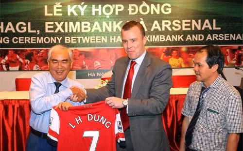 Ông Lê Hùng Dũng và ông Đoàn Nguyên Đức tại lễ ký kết hợp đồng đưa Arsenal sang Việt Nam. Ảnh: Tuổi Trẻ.