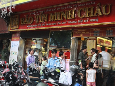 Người dân chen chúc nhau đi mua vàng tại Hà Nội (Ảnh chụp sáng 28/6).