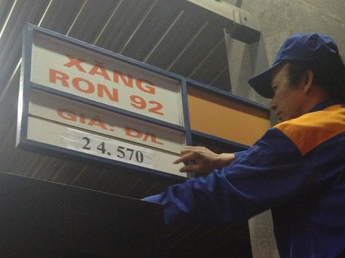 Nhân viên Petrolimex thay giá mới tối 17/7. Đây là lần tăng giá xăng thứ hai trong vòng ba tuần qua. Ảnh: Anh Quân Nhân viên Petrolimex thay giá mới tối 17/7. Đây là lần tăng giá xăng thứ hai trong vòng ba tuần qua. Ảnh: Anh Quân