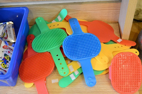 Từng loại hình sản phẩm cũng đa dạng nhiều chủng loại và màu sắc. Đây là một chiếc lược chải lông đeo tay có giá khoảng 30.000 đồng. Từng loại hình sản phẩm cũng đa dạng nhiều chủng loại và màu sắc. Đây là một chiếc lược chải lông đeo tay có giá khoảng 30.000 đồng.