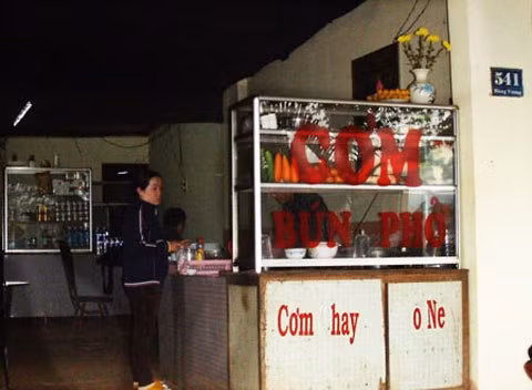 Địa chỉ của Công ty TNHH Ngô Quý Yên là một quán cơm bình dân. Ảnh: PV Địa chỉ của Công ty TNHH Ngô Quý Yên là một quán cơm bình dân. Ảnh: PV