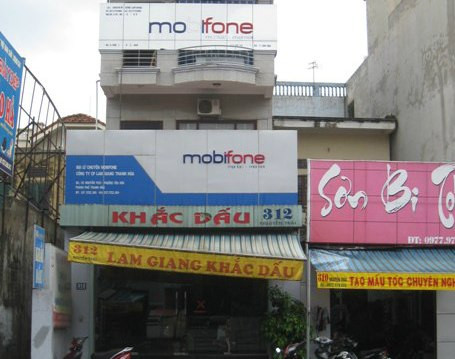 Trụ sở đại lý Mobifone Tâm Việt trên đường Nguyễn Trãi, Tp Thanh Hóa, nơi xảy ra vụ “cướp” sim chiều 15/7. Ảnh: Lê Hoàng Trụ sở đại lý Mobifone Tâm Việt trên đường Nguyễn Trãi, Tp Thanh Hóa, nơi xảy ra vụ “cướp” sim chiều 15/7. Ảnh: Lê Hoàng