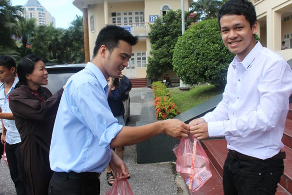 Đại diện TH true MILK tặng suất cơm trưa và sữa TH true MILK cho thí sinh. Đại diện TH true MILK tặng suất cơm trưa và sữa TH true MILK cho thí sinh.