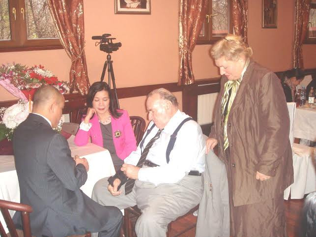 Bạn Lương Bình An (mặc áo hồng) cùng với Giáo sư Viện sĩ ,Võ sư cao cấp ,Trưởng môn phái Lâm Sơn Động Lương Ngọc Huỳnh khám bệnh cho Thượng tượng KGB M.V.SÔBÔLEV Bạn Lương Bình An (mặc áo hồng) cùng với Giáo sư Viện sĩ ,Võ sư cao cấp ,Trưởng môn phái Lâm Sơn Động Lương Ngọc Huỳnh khám bệnh cho Thượng tượng KGB M.V.SÔBÔLEV