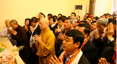 Trong chuyến đi này, các lãnh đạo doanh nghiệp có dịp đến thăm ngôi chùa Việt Nam Phật Quốc tự, do Hòa Thượng Thích Huyền Diệu xây dựng. Tại đây Hòa thượng Thích Thanh Nhã đã rung hồi chuông bắt đầu khóa tụng cầu may cho chuyến đi về cõi Phật của đoàn doanh nghiệp.