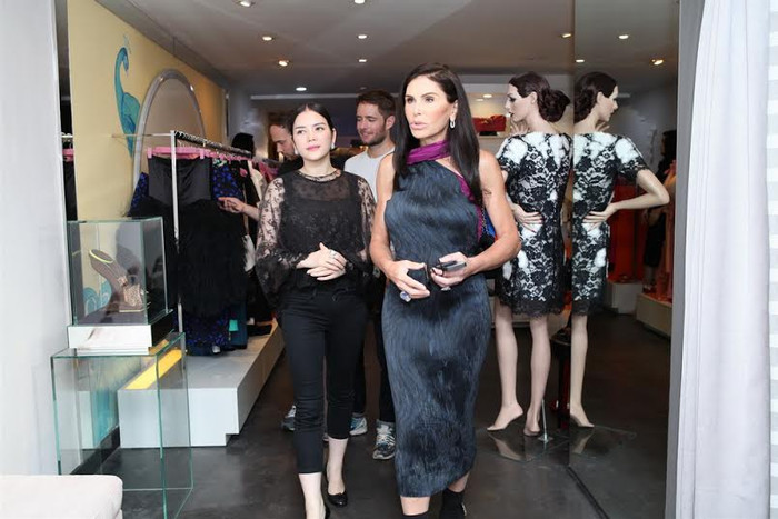 Chuyến đi tới Việt Nam lần đầu tiên có thể là chuyến đi thực sự đáng ghi nhớ trong cuộc đời bà Mouna Ayoub, người phụ nữ giàu có nổi tiếng khắp thế giới này. Chuyến đi tới Việt Nam lần đầu tiên có thể là chuyến đi thực sự đáng ghi nhớ trong cuộc đời bà Mouna Ayoub, người phụ nữ giàu có nổi tiếng khắp thế giới này.